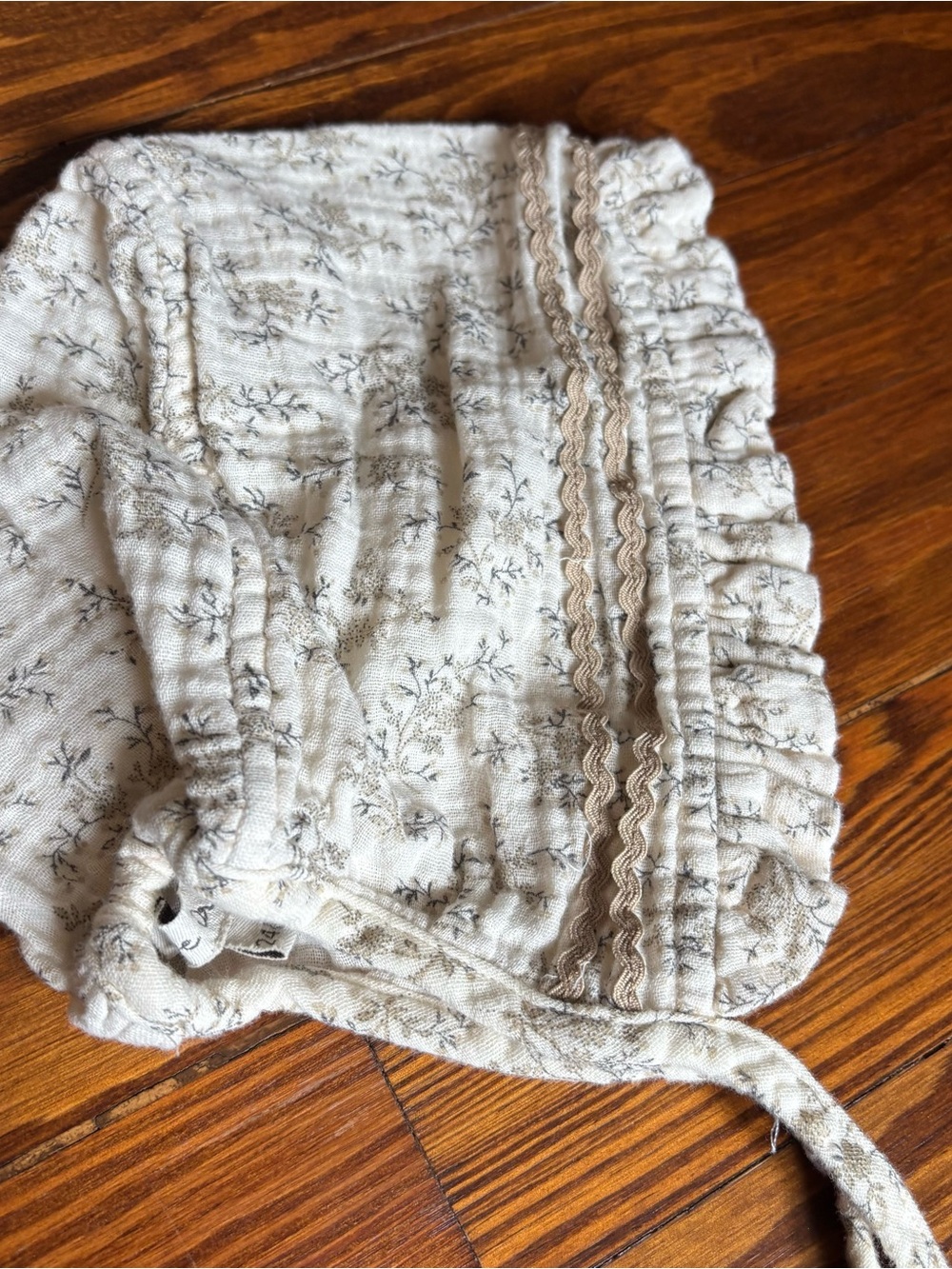 Bebe organic Light Floral Ruffle Bonnet in Cream and Gray